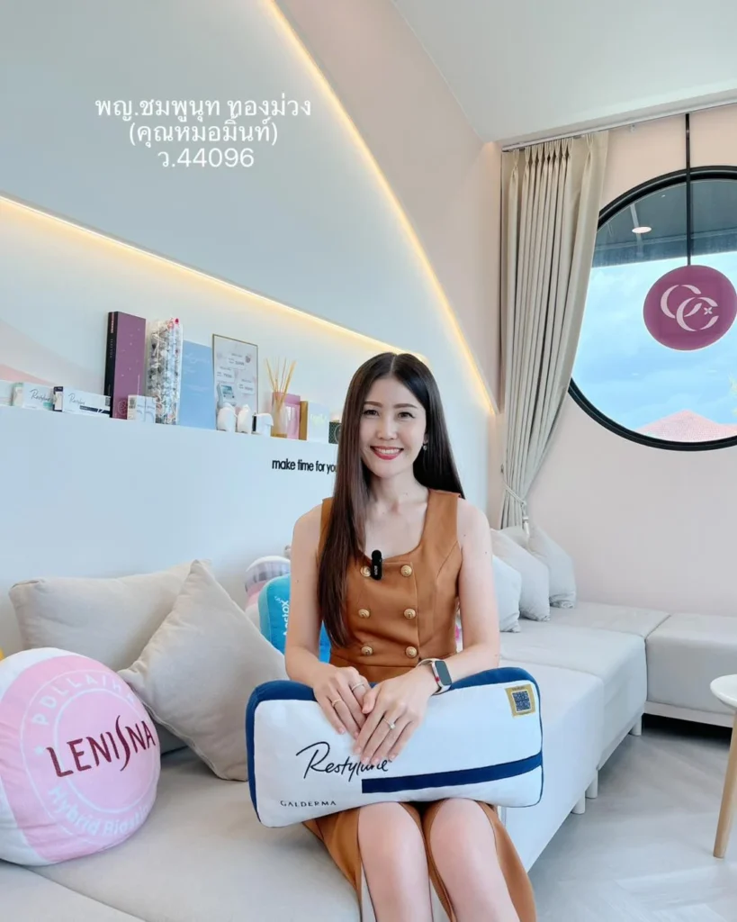 การดูแลผิวในช่วงที่แดดแรงเป็นเรื่องที่ไม่ควรละเลย เพราะรังสียูวีไม่ได้เพียงแค่ทำให้ผิวหมองคล้ำ แต่ยังทำลายโครงสร้างผิวลึกถึงระดับเซลล์ และเป็นสาเหตุของการเกิดมะเร็งผิวหนัง นี่คือคำแนะนำในการดูแลผิวแบบครบวงจรจากมุมมองของ หมอผิวหนัง นครปฐม เพื่อให้ผิวของคุณยังคงสุขภาพดีและกระจ่างใสแม้ต้องเผชิญกับแดดจัดค่ะ มาดูวิธีการดูแลผิวหน้าก่อน-หลังออกแดดจัด โดยหมอผิวหนัง นครปฐม